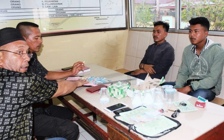 Dua pekerja kredit koperasi asal Aceh Timur (kanan) saat berada di Mapolsek Samalanga.
