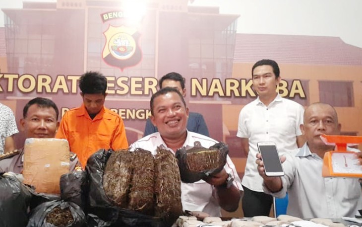 Kabid Humas Polda Bengkulu Kombes Pol Sudarno bersama Direktur Resnarkoba Polda Bengkulu Kombes Pol Imam Sachroni melalui Wadir Resnarkoba Polda Bengkulu AKBP Pambudi saat ekpose tersangka dan barang bukti di Mapolda Bengkulu
