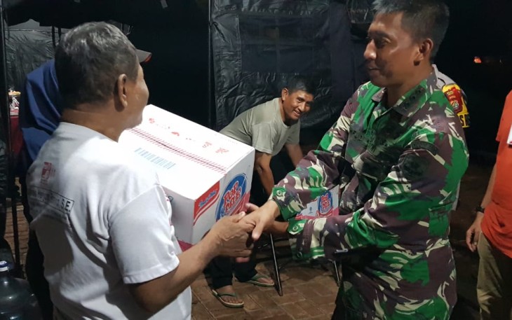 Dandim 0505/Jakarta Timur Berikan Bantuan Sembako ke Warga Korban Banjir