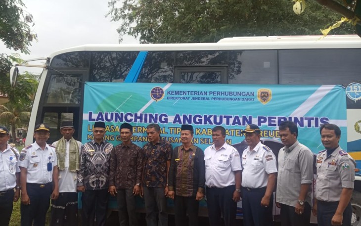 Serah terima Bus Damri Tipe B di halaman Kantor Camat Peusangan