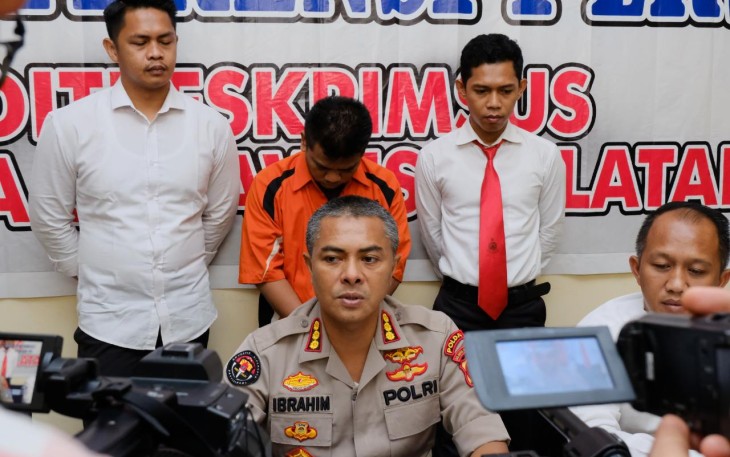  Kabid Humas Polda Sulsel Kombes Pol Ibrahim Tompo saat menggelar konferensi pers di ruang Subdit 5 Cyber Crime Ditreskrimsus Polda Sulsel