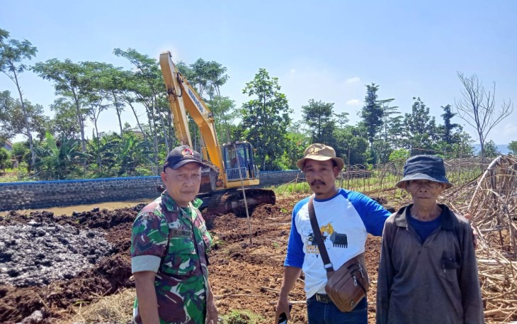 Babinsa Pantau Normalisasi Aliran Sungai Jenes Desa Yosorejo