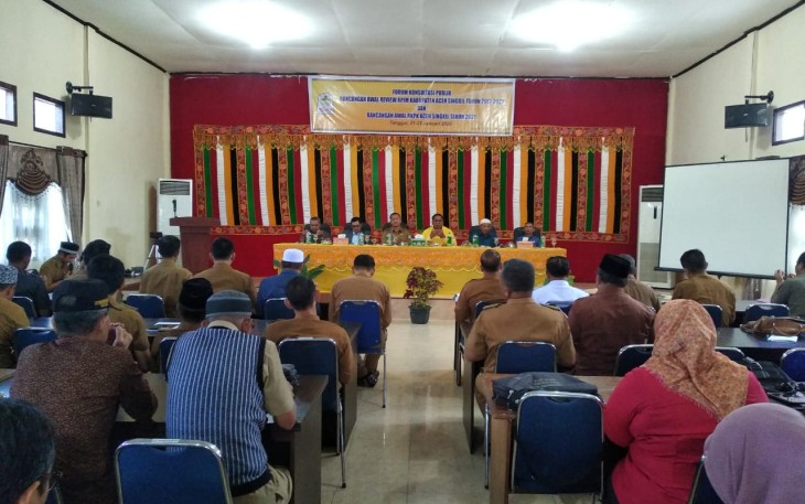 Forum Konsultasi Publik (FKP) Rancangan awal review RPJMK tahun 2017-2022, dan rancangan awal RKPK setempat tahun 2021 yang dilaksanakan diaula Bappeda.