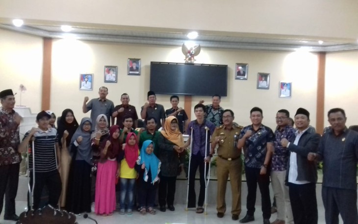 Foto bersama usai hearing