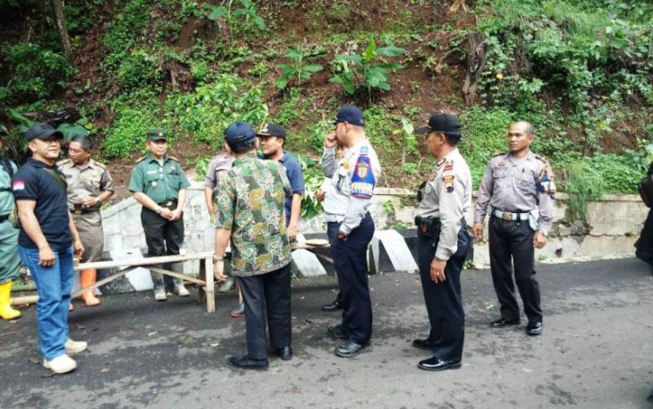 Tim KNKT saat lakukan peninjauan