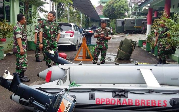 Personel Kodim 0713/Brebes siaga bencana 