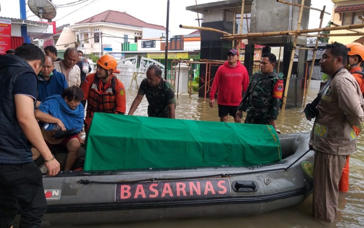 Evakuasi Jenazah saat terjadi banjir pada Kamis 2 Januari 2020
