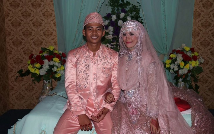 Pasangan pengantin Aum Mulyana (21) dan Mayang Sari (22)