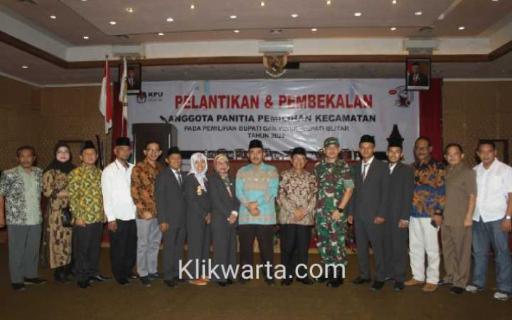 Wakil Ketua DPRD Kabupaten Blitar Abdul Munib (tengah pakai baju motif warna hijau) saat menghadiri acara pelantikan anggota PPK 
