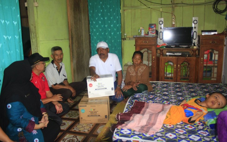 Bupati Mian Saat Menjenguk Antonio Penderita Hidrosefalus