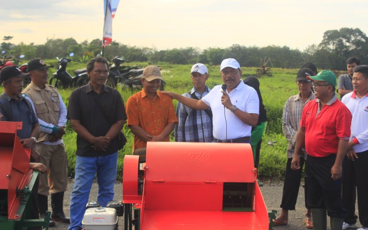 Bupati Bengkulu Utara Mian Berikan Bantuan Alat Perontok Padi (Threser)
