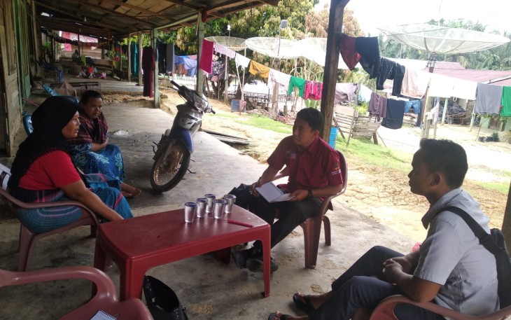 Petugas saat bersama penerima PKH Aceh Singkil.