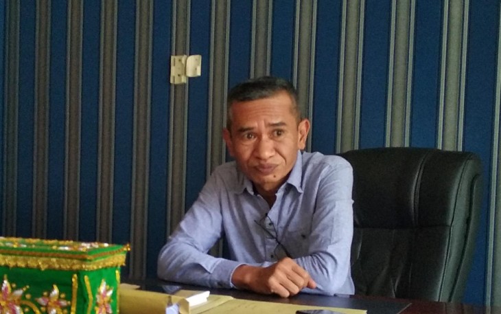 Wakil Ketua DPRK Aceh Singkil H.Amaliun saat ditemui wartawan diruang kerjanya.