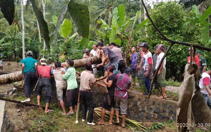 Polsek Pugung dan Uspika Pasang Jembatan Darurat Penghubung 3 Dusun