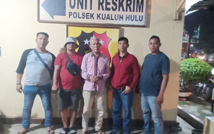 Pelaku (tengah diborgol) saat diamankan