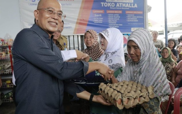 Bupati Bengkulu Selatan Gusnan Mulyadi Salurkan Bantuan Pangan Non Tunai di Kecamatan Air Nipis 