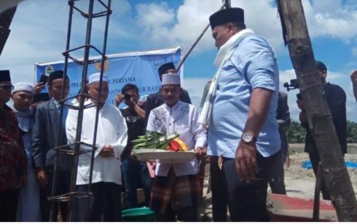Bupati Aceh Singkil Dulmusrid saat memberi tepung tawar peletakan batu pertama Pondok Pasantren Darul Rasyid Silatong Kecamatan Simpang Kanan Provinsi Aceh.