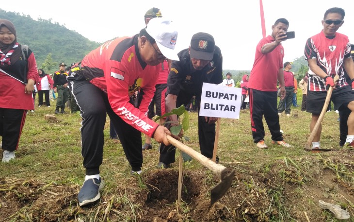 Bupati Blitar Rijanto saat menanam pohon 