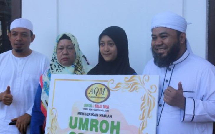 Wali Kota Bengkulu Helmi Hasan dan Wakil Wali Kota Bengkulu Dedy Wahyudi Bersama Pemenang Undian Umrah Gratis Dalam Jalan Santai Hidayah 