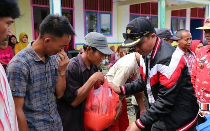 Bupati Lampung Barat H Parosil Mabsus Menyerahkan Bantuan 