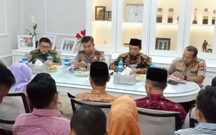 Kapolda Bengkulu Irjen Pol Supratman Hadir Dalam Rapat Pembahasan Permasalahan Yang Terjadi di Pasar Panorama Kota Bengkulu 