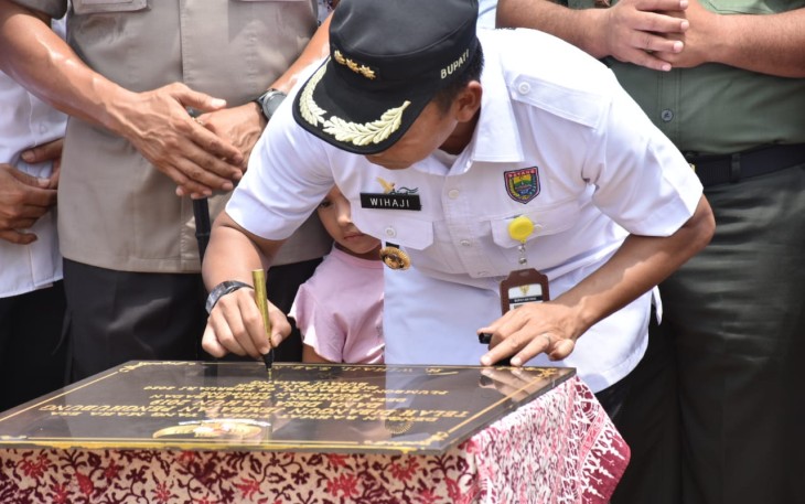Bupati Wihaji menandatangani prasasti peresmian Jembatan Monas