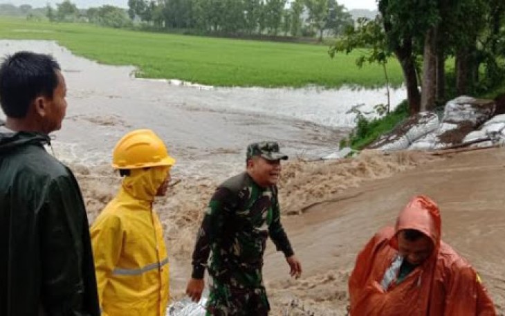 Danramil 20 Cawas Cek Lokasi Tanggul Jebol Sungai Gamping