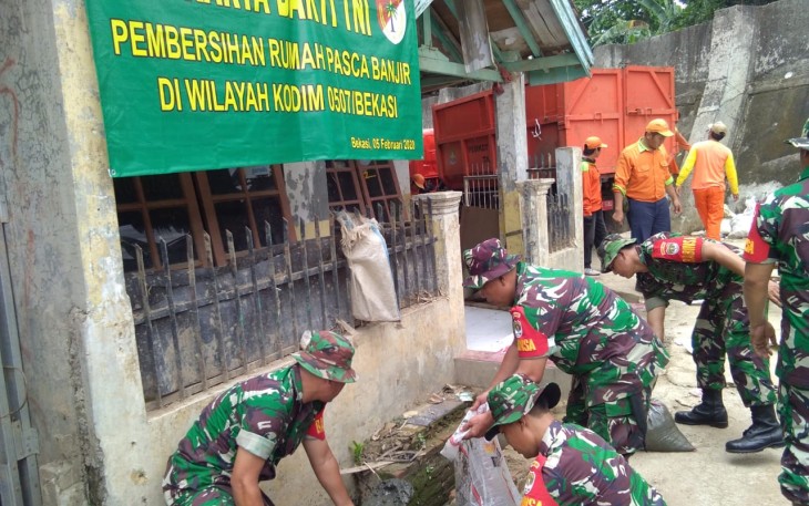 Danramil 704/Jati Asih Pimpin Karya Bakti TNI Pasca Banjir di Perumahan Pondok Gede Permai