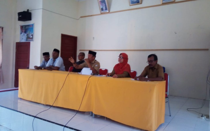 Camat Samatiga Said Azmi saat memberikan arahan