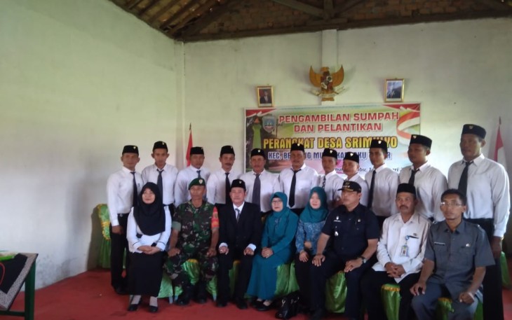 Perangkat Desa Srimulyo foto bersama usai dilantik