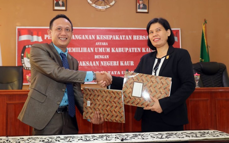 Ketua KPUD Kaur Mexxy Rismanto SE dengan Kepala Kejari Kaur Tati Vain Sitanggang MH