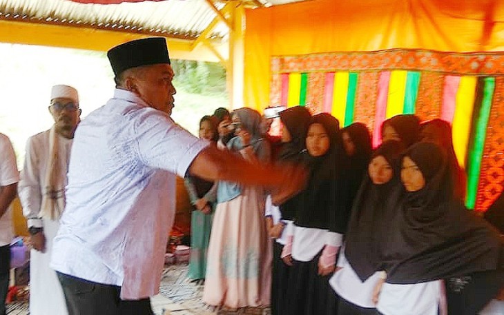 Bupati Aceh Singkil Dulmusrid mempeusijuk (memberi tepung tawar) saat meresmikan Lembaga pendidikan agama islam Dayah Washilatunnajah