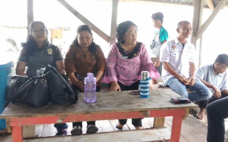 Kabid memakai baju pink menyampaikan program dinas kelautan perikanan