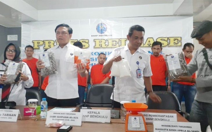 Kepala BNNP Brigjen Pol Agus Riansyah saat gelar ekpos tersangka dan barang bukti