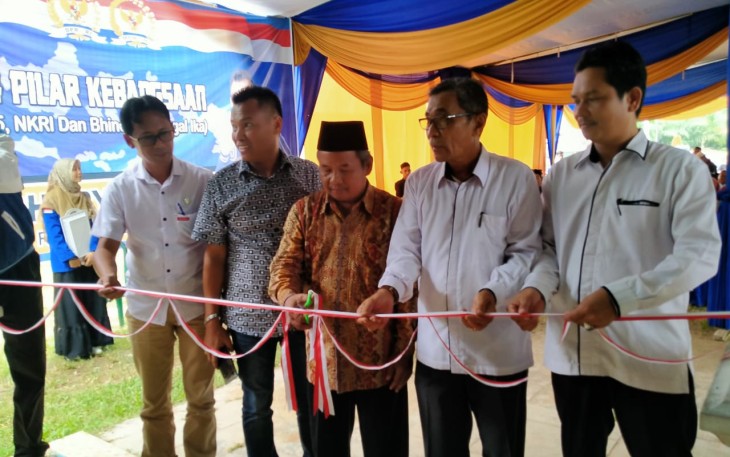 Pemotongan pita tanda peresmian Rumah Aspirasi di Kabupaten Batang Hari