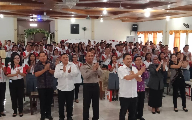 Direktur pertahanan bela negara Kemenhan Brigjen TNI Jubei Levianto S.Sos.M.M menutup acara sosialisasi kesadaran bela negara lingkup pendidikan kota Bitung