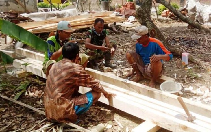 Banyak Kayu Lapuk, Satgas TMMD Pekalongan Ganti Seluruh Rangka Atap Rumah Suwarni