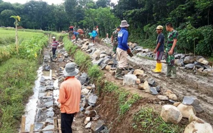 Perjuangan Pembangunan Talud TMMD Reguler Pekalongan ke Dukuh Pepedan Pantirejo