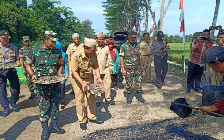 Bupati Pekalongan Tabur Batu Split Tanda Dibukanya TMMD Reguler Secara Fisik