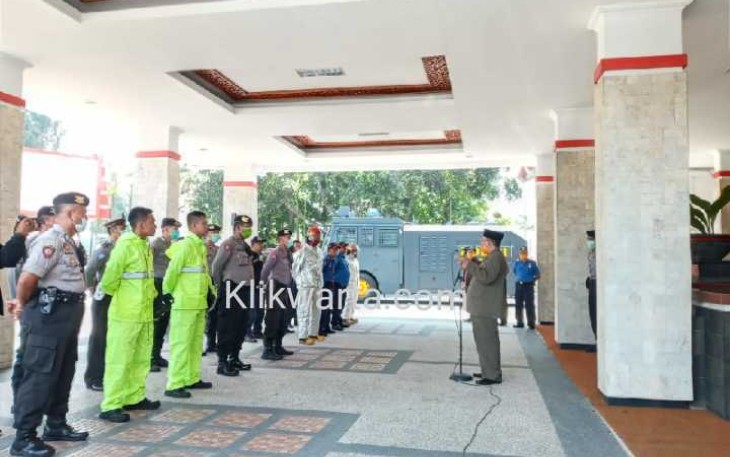 Plt Walikota Blitar Santoso saat memimpin apel aksi penyemprotan disinfektan 