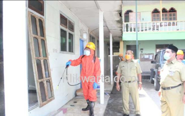 Aksi Penyemprotan Disinfektan di Salah Satu Ponpes di Kecamatan Wonodadi 