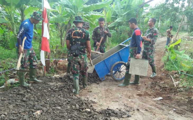 Satgas TMMD Melapisi Jalan Haji Amin Dengan Batu Split
