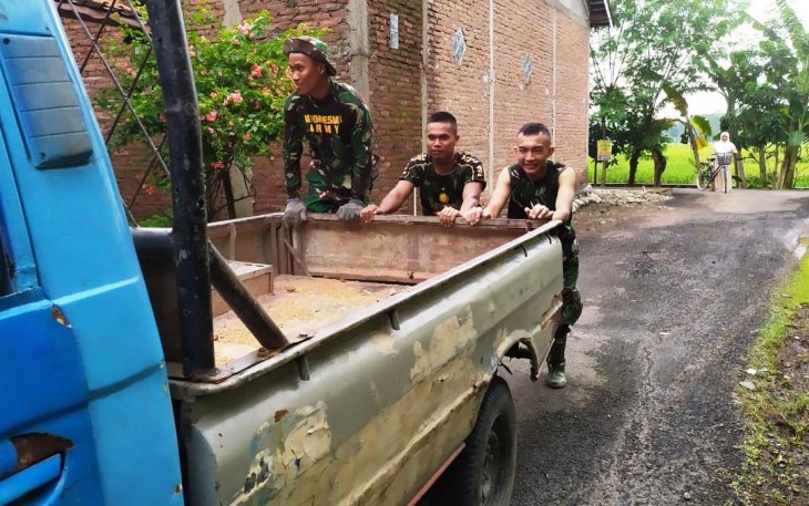 TNI Satgas TMMD Dorong Mobil Mogok