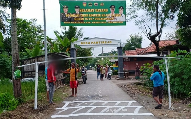 Penyemprotan Desinfektan Dilakukan Pemdes Pantirejo Pekalongan Kepada Warga Pulang Merantau
