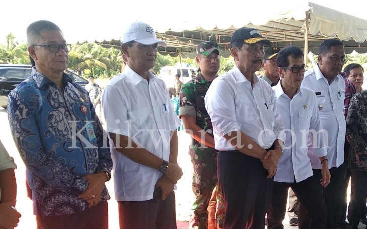 Menteri Koordinator Bidang Kemaritiman Investasi RI Jend. TNI (Purn) Luhut Binsar Pandjaitan M.P.A dan Menteri Pariwisata dan Ekonomi Kreatif RI Wishnutama Kusubandio disampingi Bupati dan Wakil Bupati Aceh Singkil saat melakukan kunjungan ke daerah setempat dilokasi PPI Singkil.
