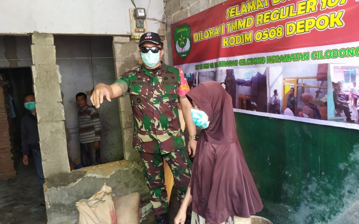 Thiharoh Penerima Bantuan Rutilahu Menanggis di Depan Dandim