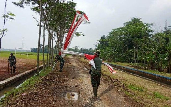 Puluhan Umbul-umbul Mulai Dipasang Sepekan Sebelum Pembukaan TMMD Pekalongan