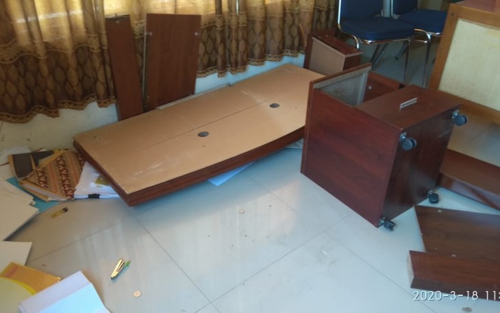 Mobiler dalam ruangan bendahara tampak rusak pasca kejadian