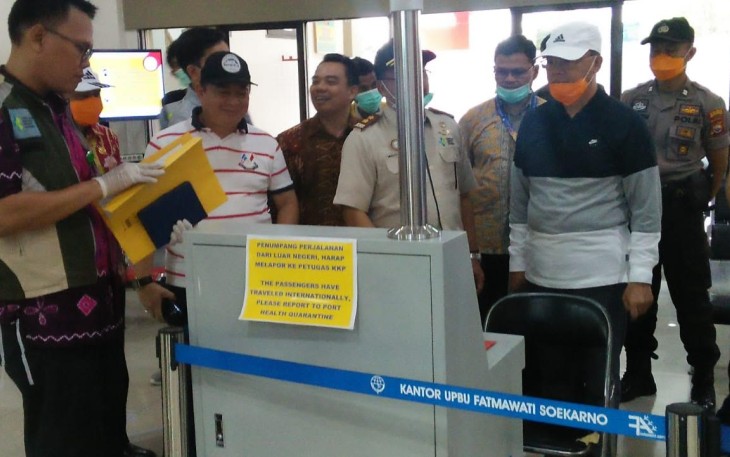 Gubernur Rohidin saat lakukan sidak di Bandara Fatmawati