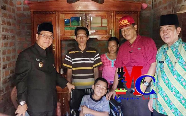 Bupati Seluma Bundar Jaya Berikan Bantuan Kursi Roda 